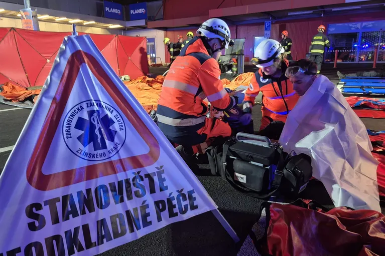 Taktické cvičení: Noční střelba ve valašskomeziříčském hypermarketu